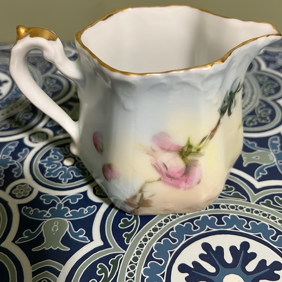 Antique - Beautiful Creamer Cup, Purple/Pink Floral with Gold Trim - Picture 4 of 6